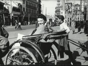 Edith Grey in einer Rikscha Shanghai ca 1940 © Jüdisches Museum Wien