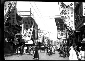 Straßenszene Shanghai ca 1940 © Sammlung Klomfar Foto Hans Basch Straßenszene Shanghai ca 1940 © Sammlung Klomfar Foto Hans Basch