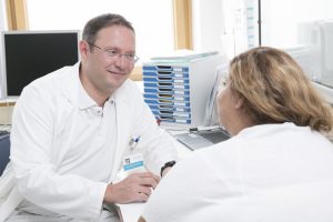 Georg Tentschert im Gespräch mit einer Patientin © Alek Kawka