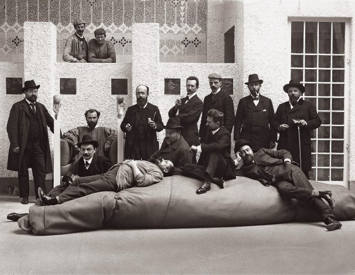 Moriz Nähr Gruppenaufnahme der Secessionisten im Hauptsaal der XIV. Ausstellung 1902 © Foto Austrian Archives Imagno picturedesk.com