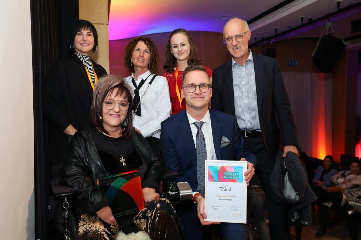 Marianne Hengl und ihr Team mit Laudator Toni Innauerc Schedl