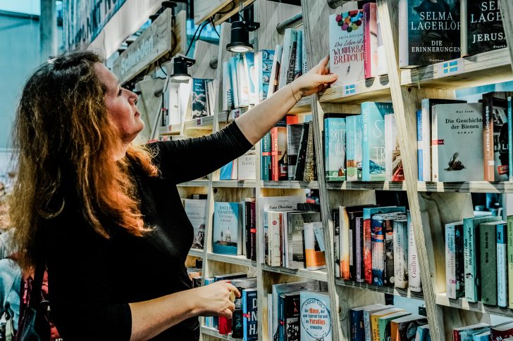 Buch Wien Presse Besucherin 2019 c LCM Mercan Suembultepe