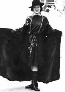 Gertie Fröhlich mit Cape 1970 Fotografie © Estate Gertie Fröhlich Gertie Fröhlich mit Cape 1970 Fotografie © Estate Gertie Fröhlich