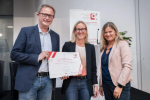 pro mente Austria-Präsident Günter Klug, Projektverantwortliche Romina Holzmann-Schöpf und Laudatorin und Jurymitglied Hilde Wolf von FEM Süd © Evotion