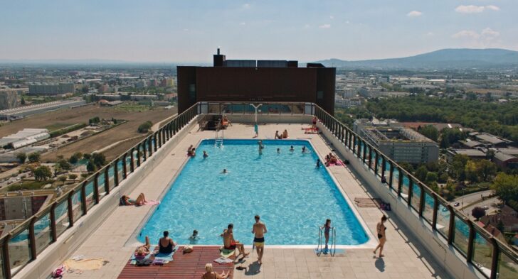 27 Storeys Filmstill Dachbad