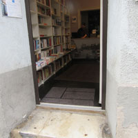 Buchhandlung ERLKÖNIG - Eingang von außen mit Stufe