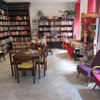 Librería Utopía - Bewegungsflächen und Sitzmöglichkeiten