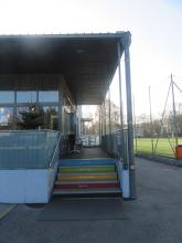 Bunte Treppe zur Terrasse