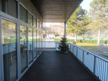 Terrasse vorne Bunte Treppen zur Straße