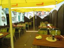 Gastgarten mit Sonnenschirmen