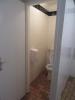 Zugang zum WC mit Toilettenpapierspender