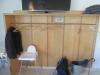 Garderobe aus Holz mit mehreren Kleiderbügeln